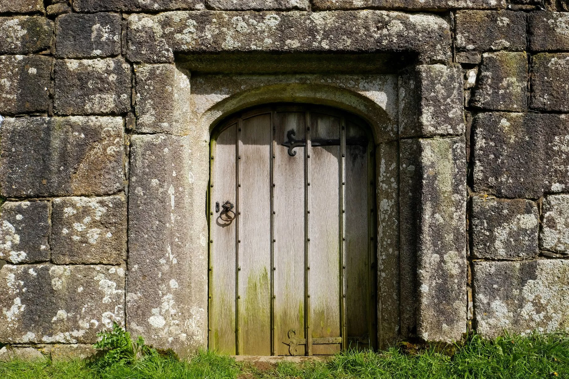 Described as the 'largest and most impressive Well House in Cornwall', Dupath Well near Callington was built in 1510 and was once believed to cure whooping cough for all who bathed in its 'holy waters'.